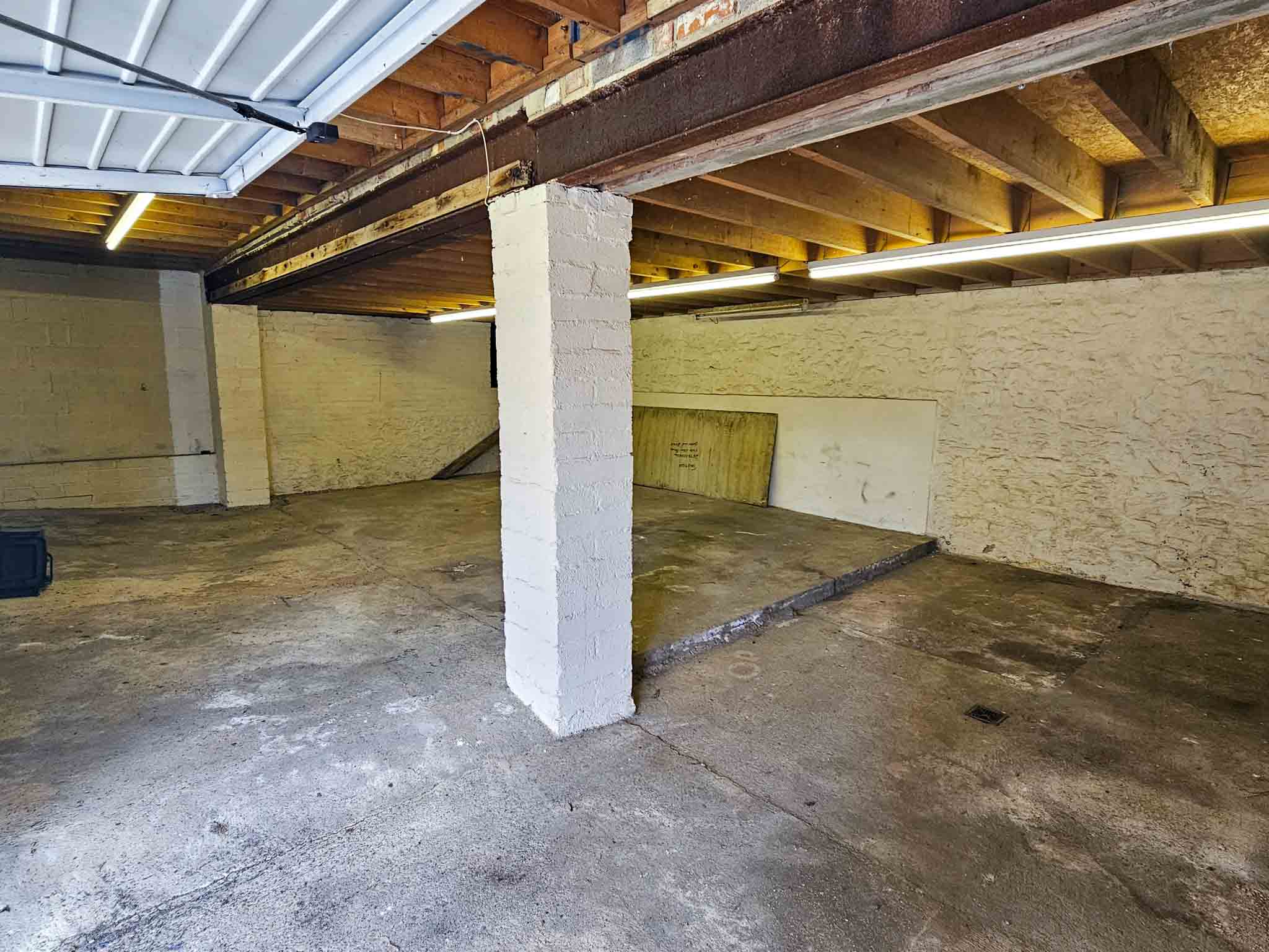 A well-positioned mixed-use property in the heart of Ellacombe