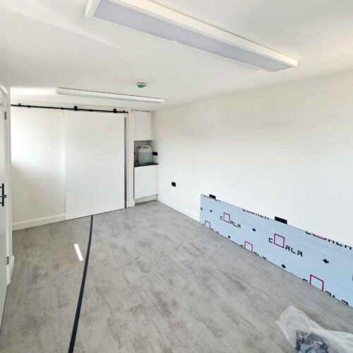 A versatile commercial Unit to Let