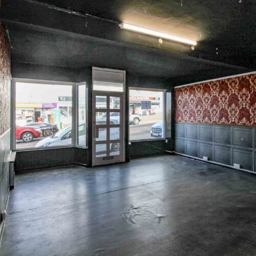 PROMINENT DOUBLE-FRONTED VACANT SHOP – GREAT VISABILITY – To Let