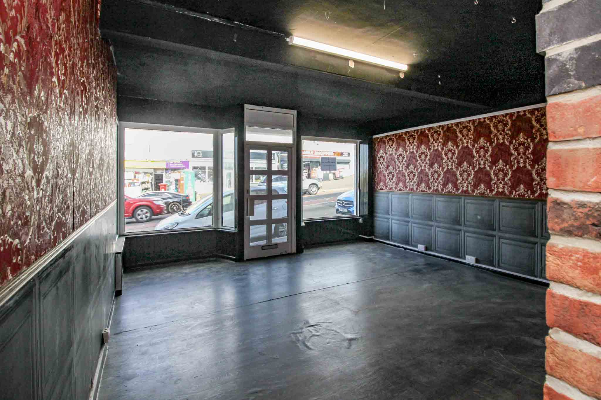PROMINENT DOUBLE-FRONTED VACANT SHOP – GREAT VISABILITY – To Let