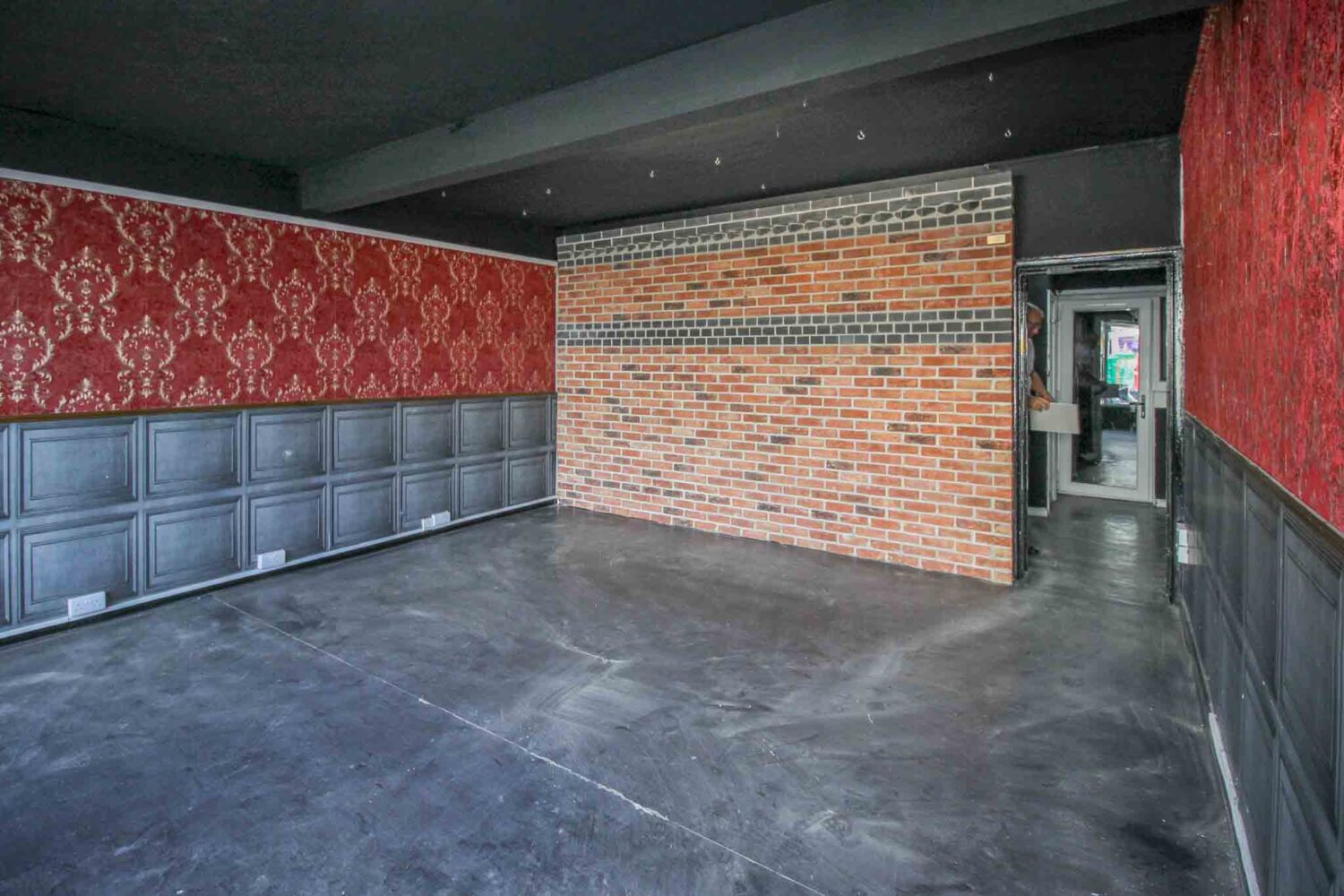 PROMINENT DOUBLE-FRONTED VACANT SHOP – GREAT VISABILITY – To Let