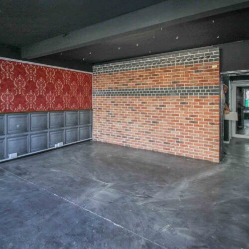 PROMINENT DOUBLE-FRONTED VACANT SHOP – GREAT VISABILITY – To Let