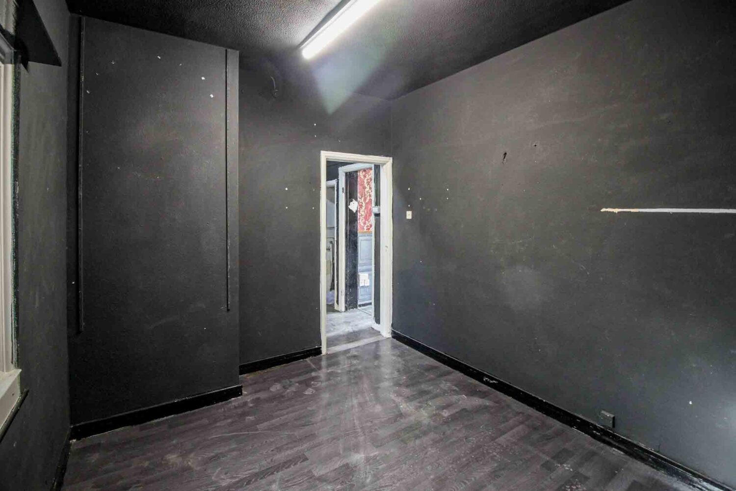 PROMINENT DOUBLE-FRONTED VACANT SHOP – GREAT VISABILITY – To Let