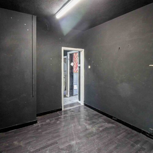 PROMINENT DOUBLE-FRONTED VACANT SHOP – GREAT VISABILITY – To Let