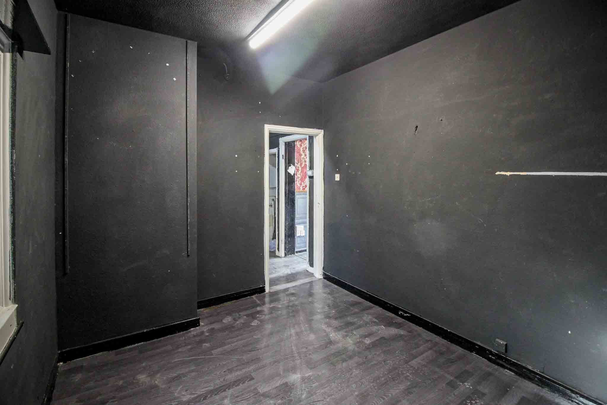PROMINENT DOUBLE-FRONTED VACANT SHOP – GREAT VISABILITY – To Let