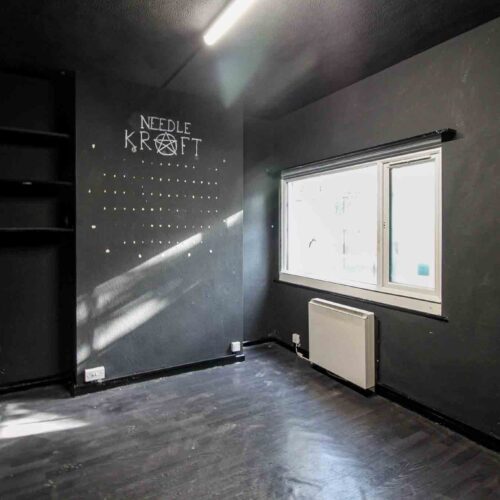 PROMINENT DOUBLE-FRONTED VACANT SHOP – GREAT VISABILITY – To Let