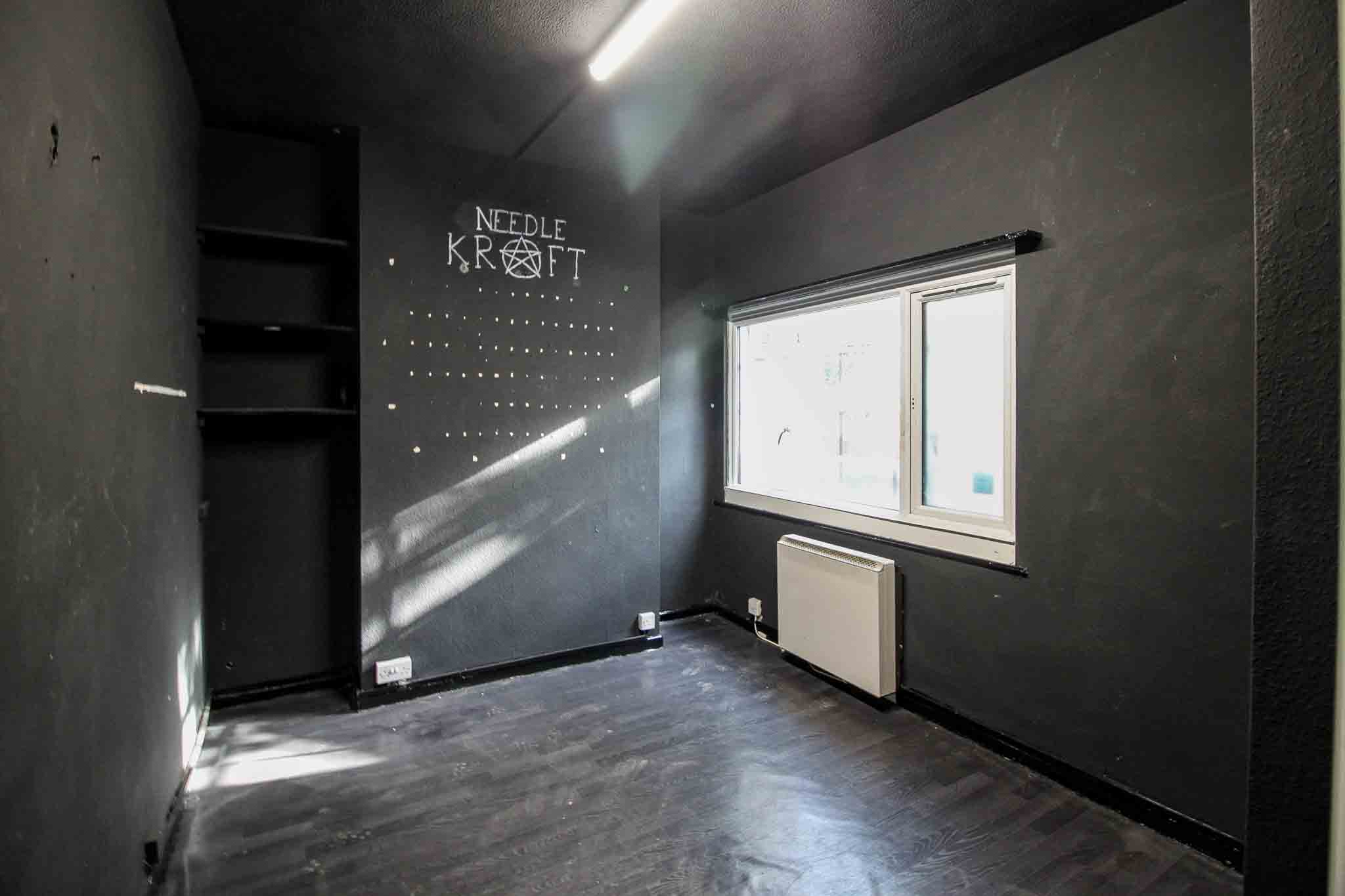 PROMINENT DOUBLE-FRONTED VACANT SHOP – GREAT VISABILITY – To Let