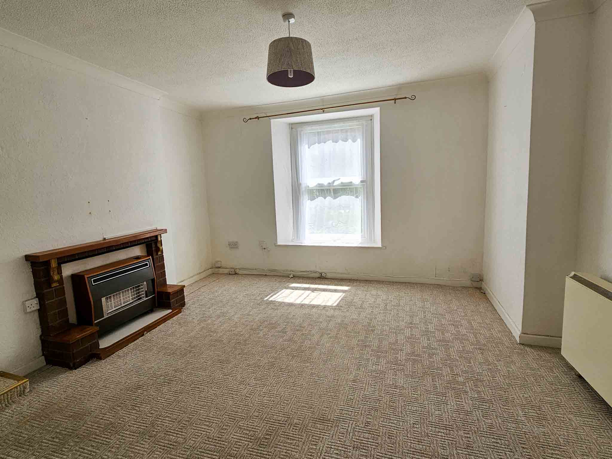 A well-positioned mixed-use property in the heart of Ellacombe