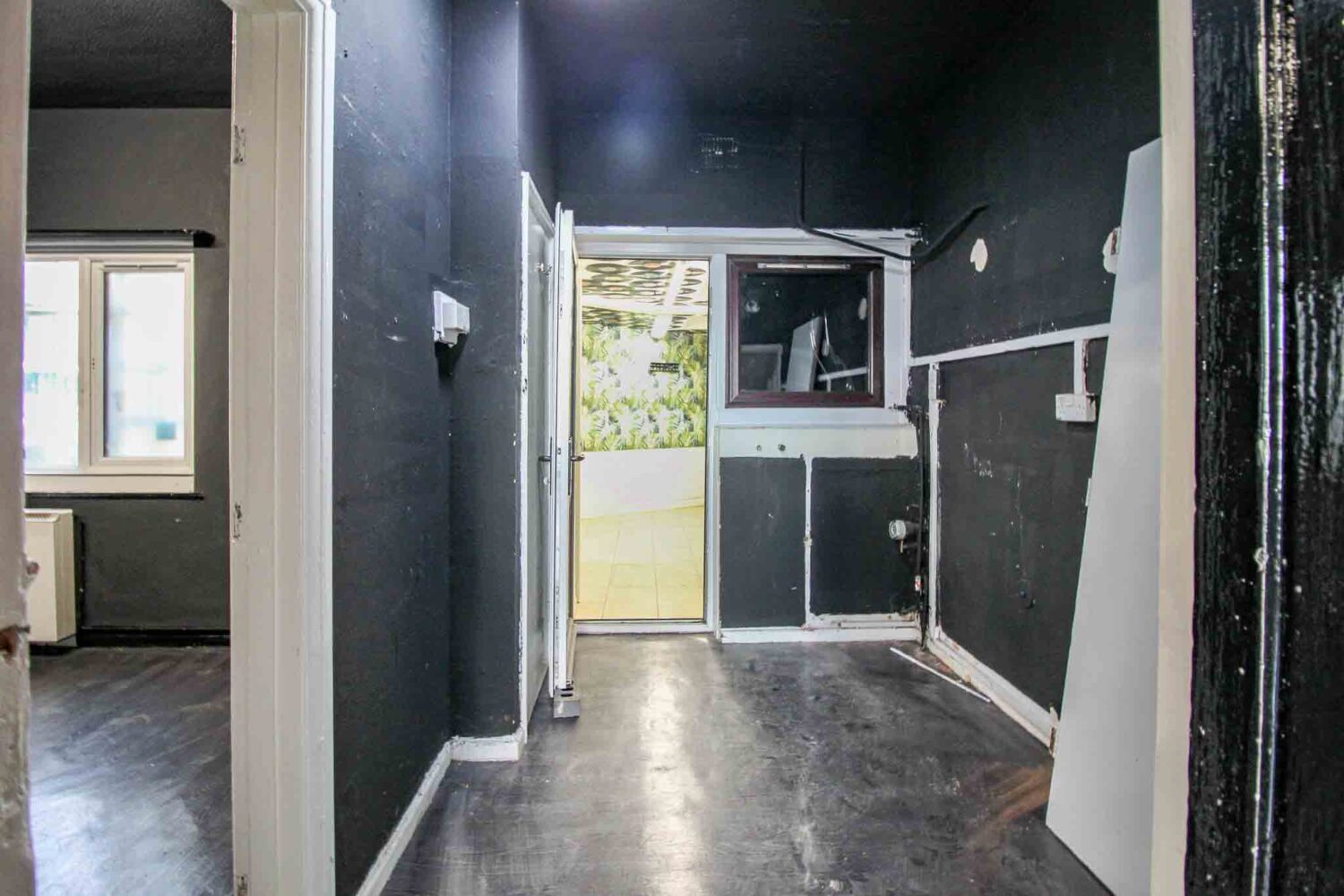 PROMINENT DOUBLE-FRONTED VACANT SHOP – GREAT VISABILITY – To Let