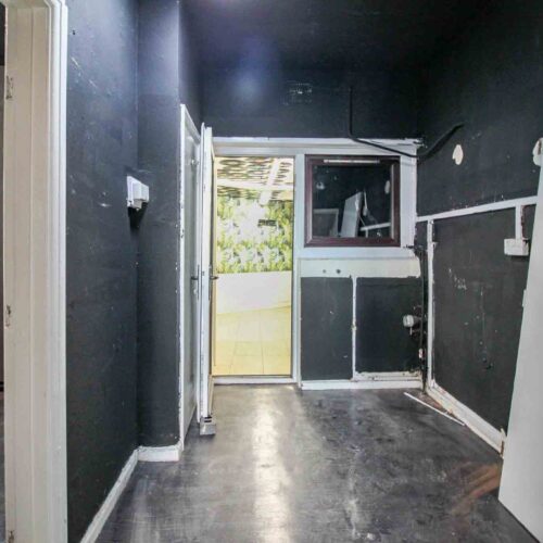 PROMINENT DOUBLE-FRONTED VACANT SHOP – GREAT VISABILITY – To Let