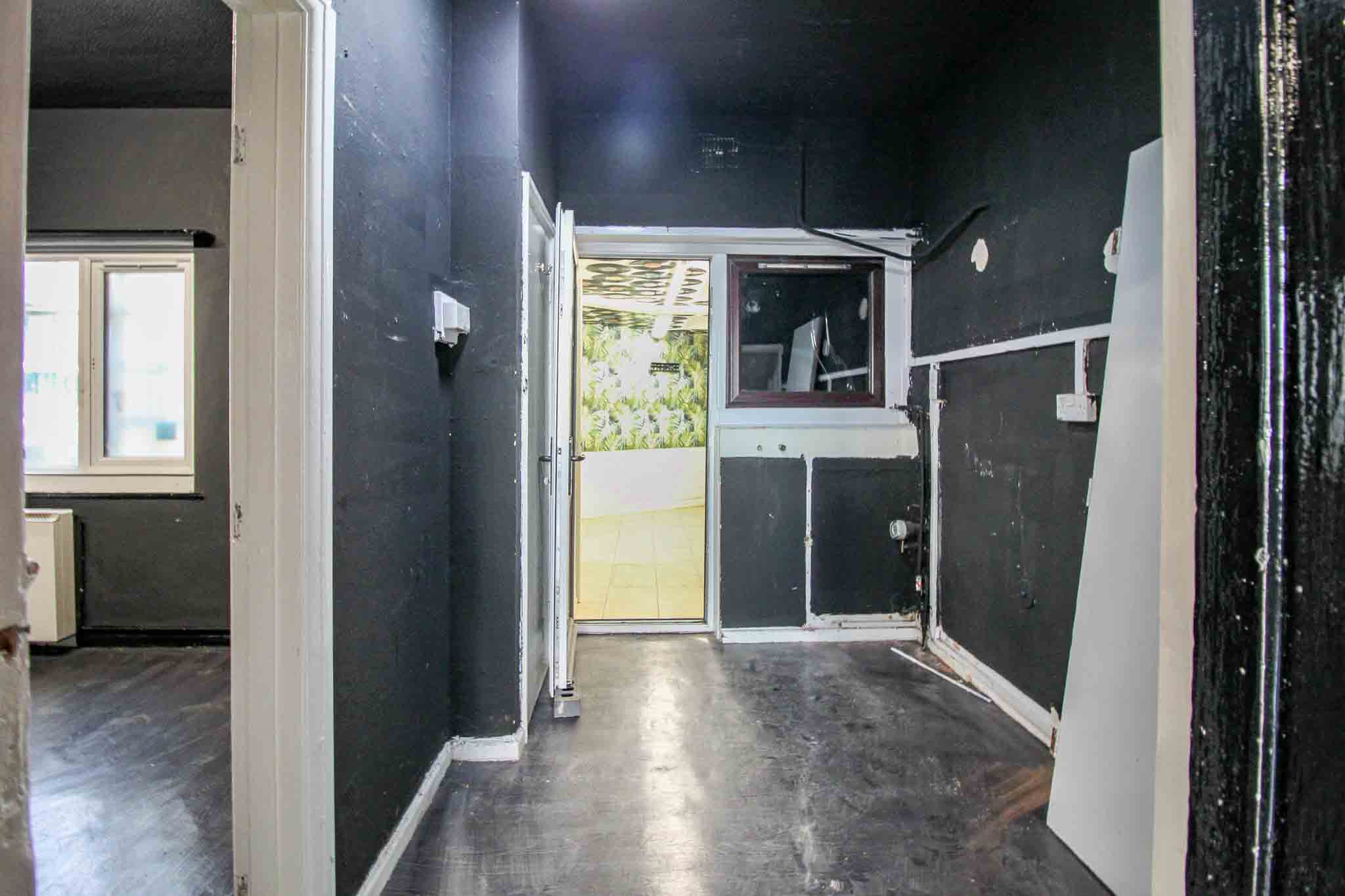 PROMINENT DOUBLE-FRONTED VACANT SHOP – GREAT VISABILITY – To Let