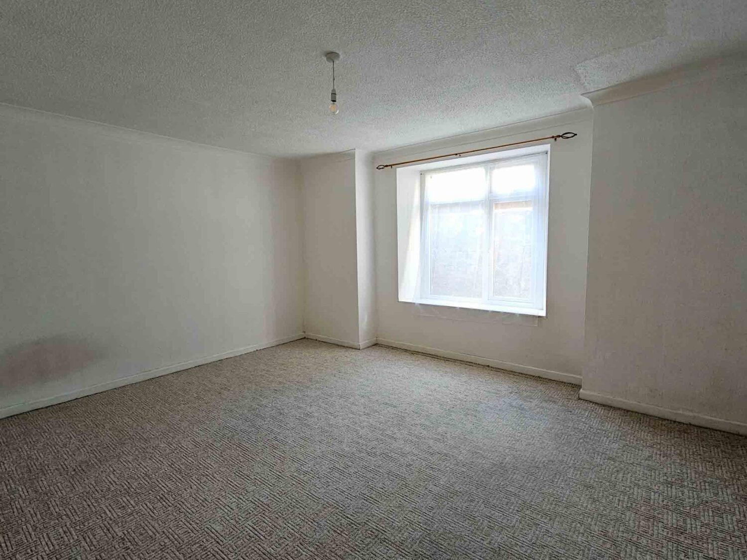A well-positioned mixed-use property in the heart of Ellacombe