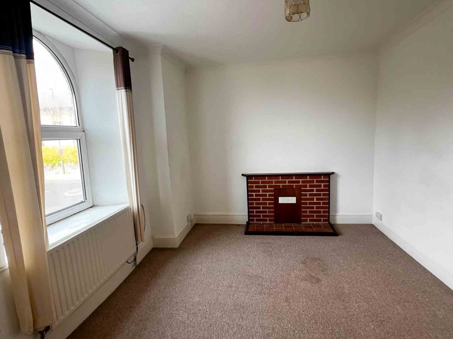 A well-positioned mixed-use property in the heart of Ellacombe