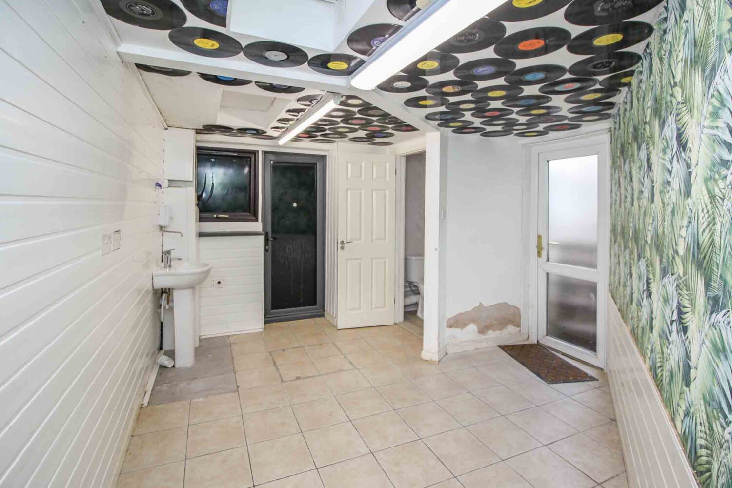 PROMINENT DOUBLE-FRONTED VACANT SHOP – GREAT VISABILITY – To Let