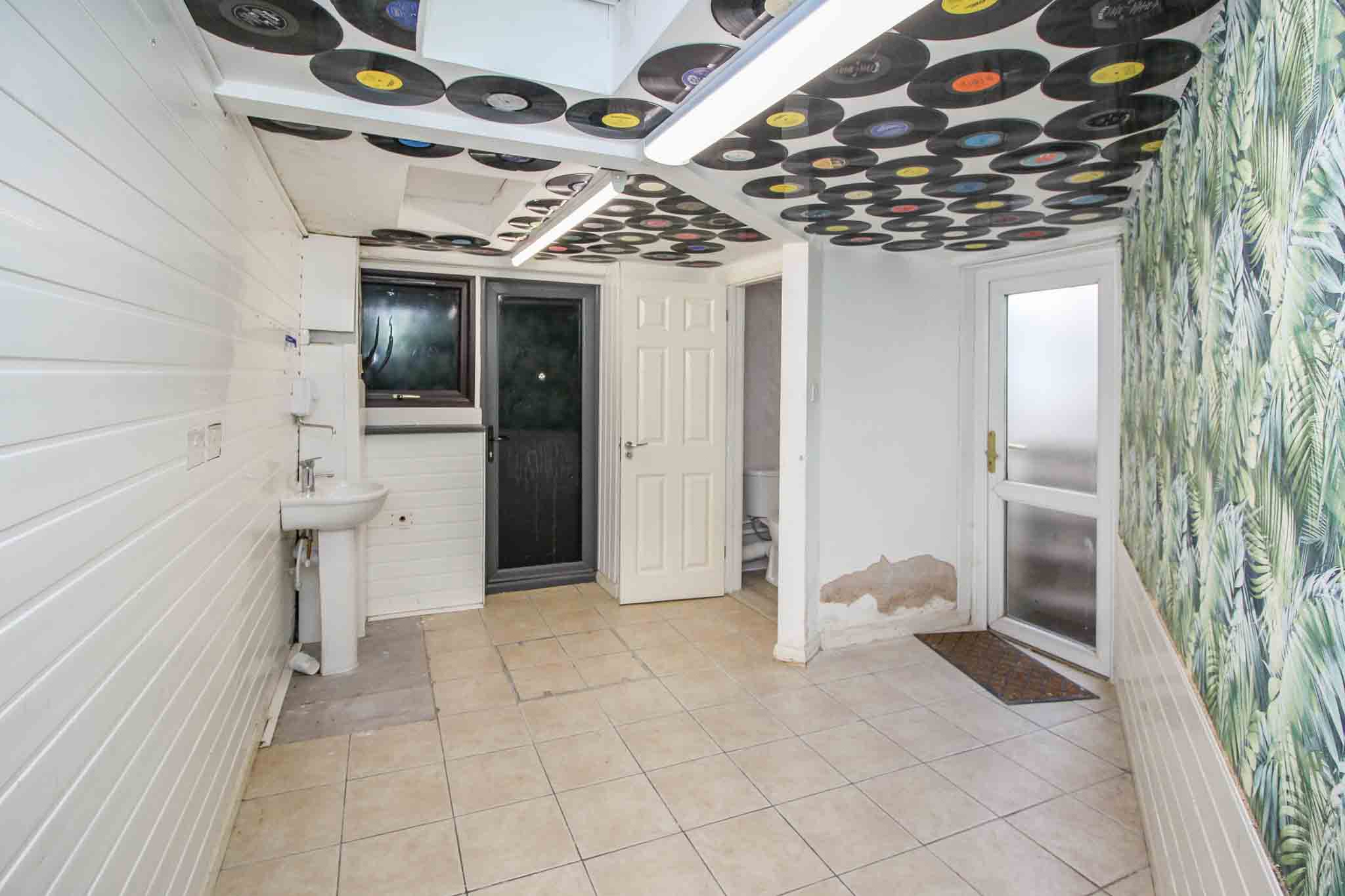 PROMINENT DOUBLE-FRONTED VACANT SHOP – GREAT VISABILITY – To Let